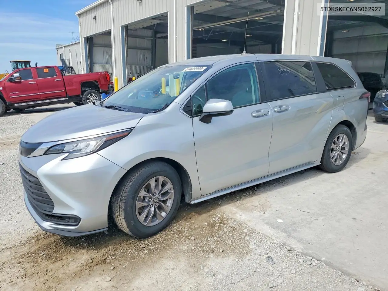 Auction sale of the 2022 Toyota Sienna , vin: 5TDKSKFC6NS062927, lot number: 57409966